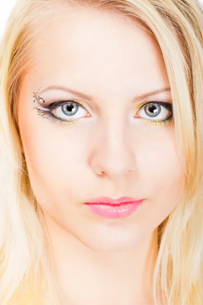 Młody piękny blond kobieta z elegancki makijaż — Zdjęcie stockowe