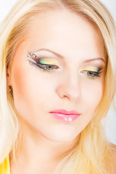 Junge schöne blonde Frau mit stilvollem Make-up — Stockfoto