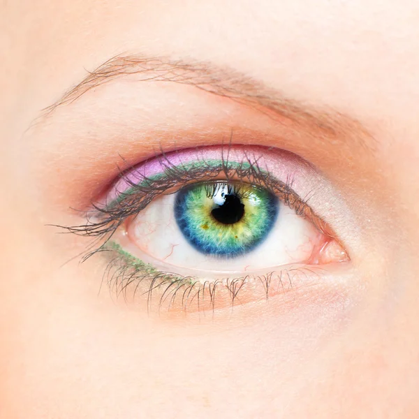 Olho com maquiagem rosa e verde — Fotografia de Stock