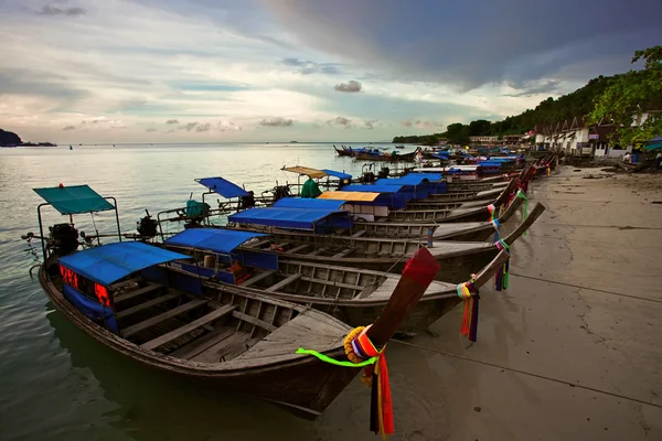 Bateau dans la mer tropicale. Île de Phi Phi. Thaïlande — Photo