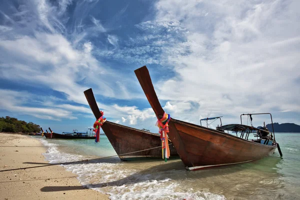 Barca nel mare tropicale. Isola di Phi Phi. Tailandia — Foto Stock