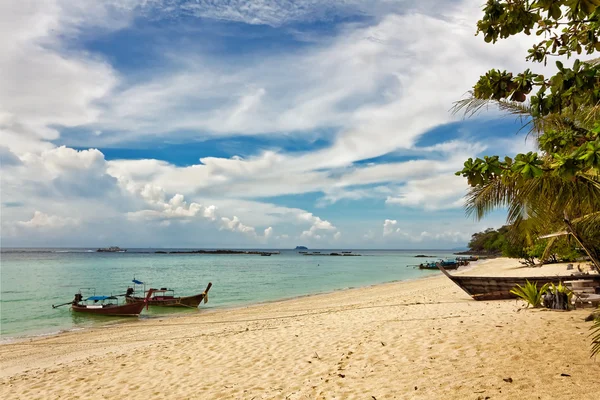 熱帯の海でボートします。ピピ島。タイ — ストック写真