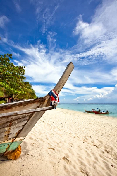 小船在热带海中。皮皮岛。泰国 — 图库照片