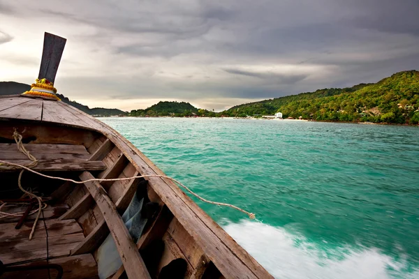 Вид с движущейся лодки — стоковое фото