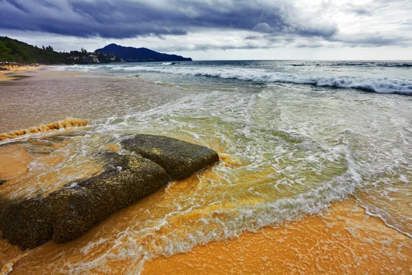 Tropikalnej plaży w ponure niebo — Zdjęcie stockowe