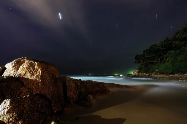 Noite na praia tropical — Fotografia de Stock