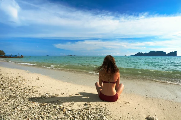 Tropik plajdaki kadın — Stok fotoğraf