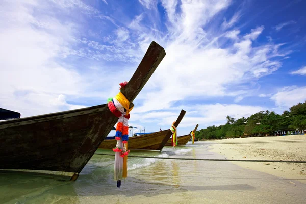 小船在热带海中。皮皮岛。泰国 — 图库照片