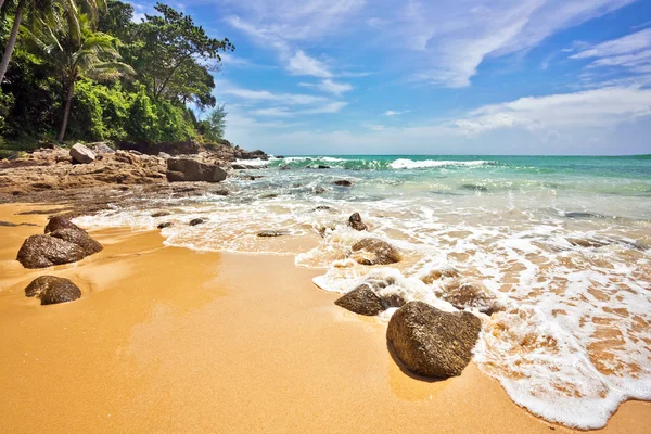 Op het zand tropisch strand. — Stockfoto