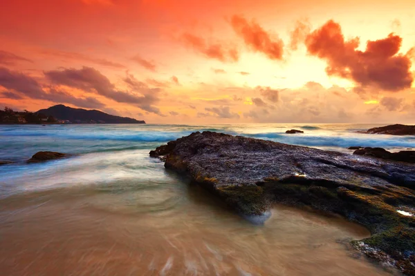Tropisch farbenfroher Sonnenuntergang. — Stockfoto