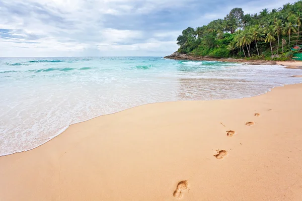 Krásná tropická pláž pod ponurá obloha. — Stockfoto