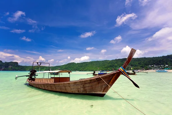 Barcos no mar tropical. — Fotografia de Stock
