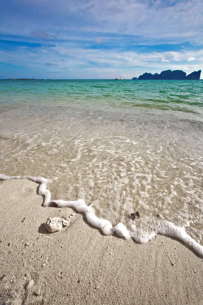 Sulla spiaggia tropicale di sabbia . — Foto Stock