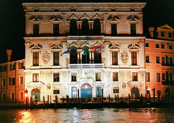 Mooie water street bij nachttijd in Venetië, Italië — Stockfoto