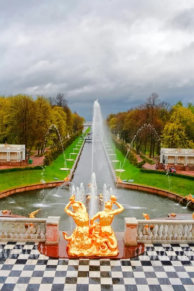 Fontaines de la Grande Cascade au Palais Peterhof — Photo