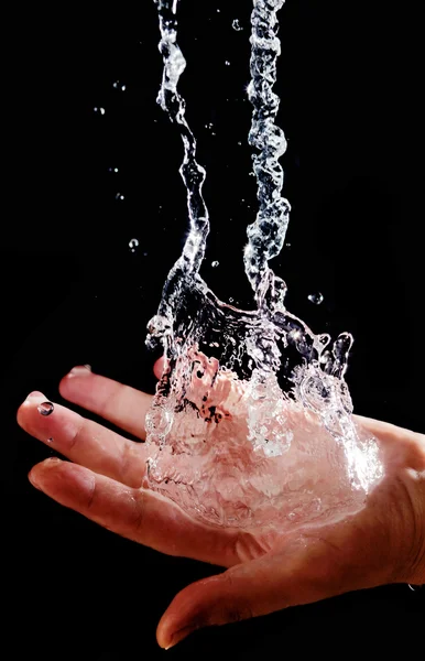 Hand och stänkande vatten — Stockfoto