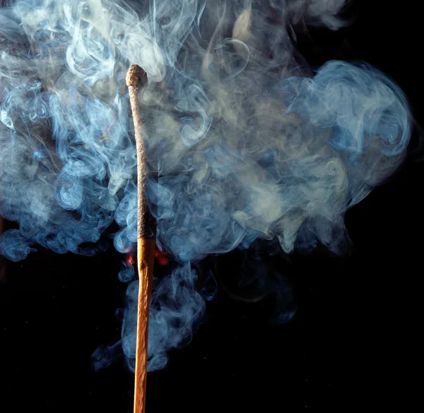 Yangın ve duman ile eşleşir — Stok fotoğraf