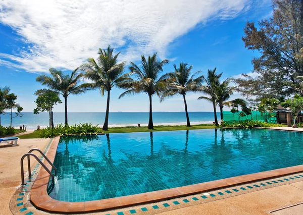 Reflecties van palmen in het zwembad — Stockfoto