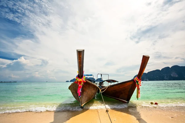 Barcos no mar tropical. Tailândia — Fotografia de Stock