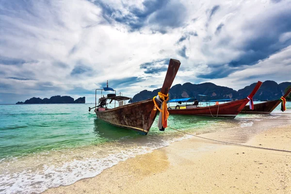 Лодки в тропическом море. Таиланд — стоковое фото