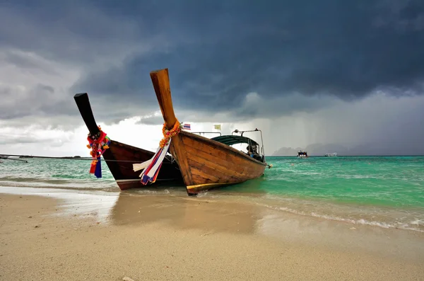 憂鬱な天気の熱帯の海でボート。タイ — ストック写真