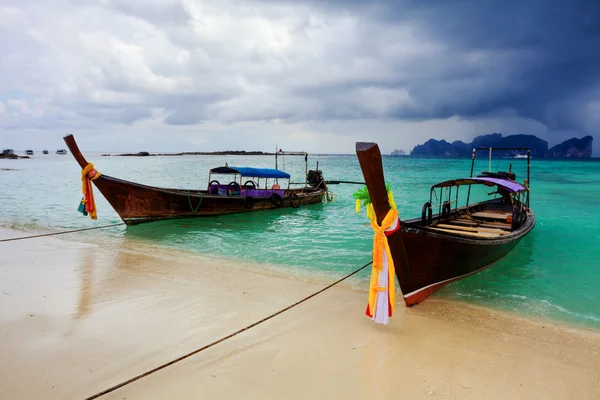 在热带海洋中的小船。泰国 — 图库照片