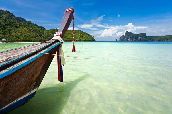 Лодки в тропическом море. Таиланд — стоковое фото