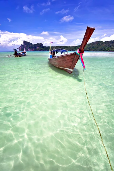 Boats in the tropical sea. Thailand — Stockfoto