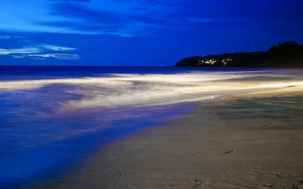 Notte sulla spiaggia tropicale. Phuket. Tailandia — Foto Stock