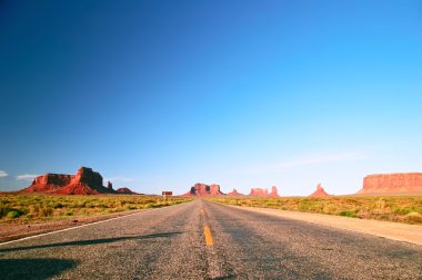 güneşli gün sonunda monument Valley