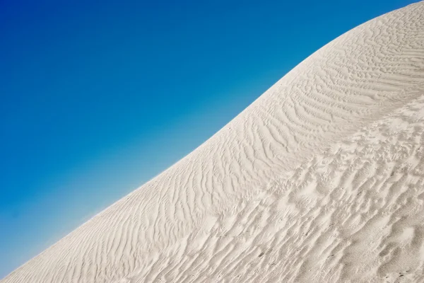 Białe wydmy pod błękitne niebo — Zdjęcie stockowe