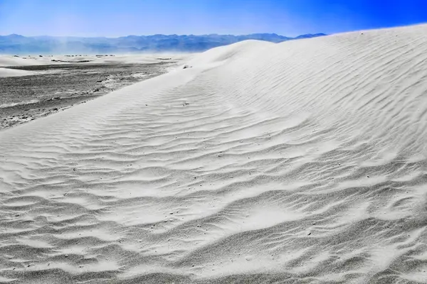 Weiße Sanddünen unter blauem Himmel — Stockfoto