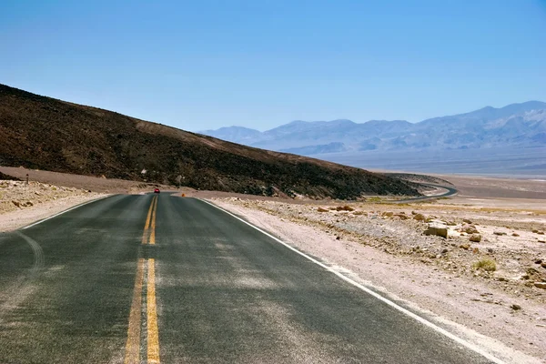 Road in lifeless landscape of the Death Valley — Stock Photo, Image