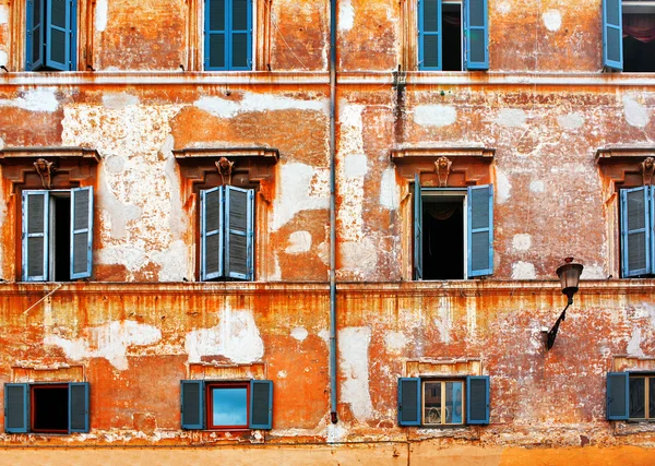 古いレンガの壁と窓 — ストック写真