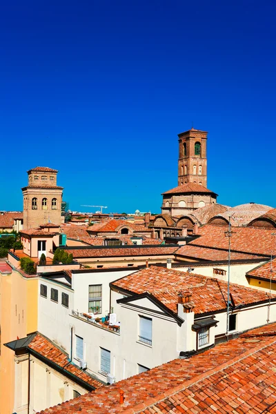 Letecký pohled na červené střechy v Bologni — Stock fotografie