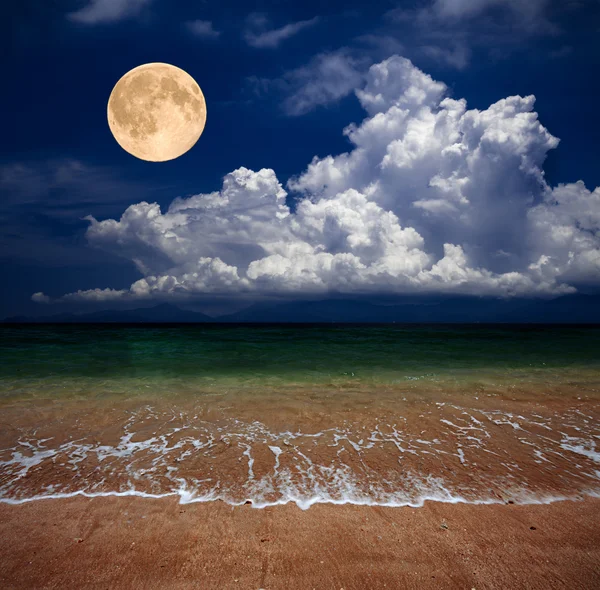 Pláž a měsíc — Stock fotografie