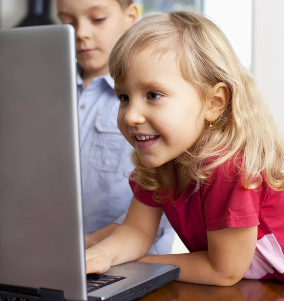 Дети с ноутбуком — стоковое фото