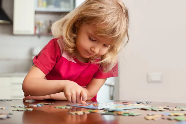 Girl, playing puzzles — Stock Photo, Image