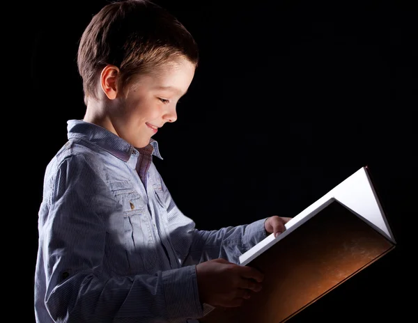Pojken öppnade en magisk bok — Stockfoto