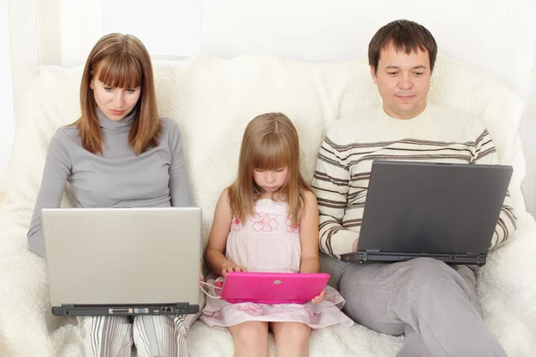 Szczęśliwa rodzina z laptopem — Zdjęcie stockowe