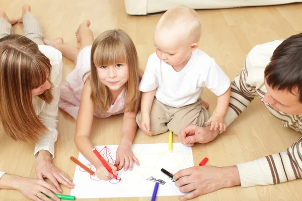 Ouders met kinderen de tekening — Stockfoto