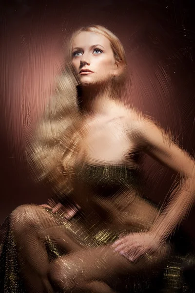 茶色の背景に官能的な若い女性のファッションの肖像画 — ストック写真