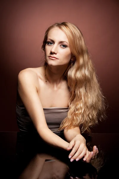 茶色の背景に官能的な若い女性のファッションの肖像画 — ストック写真
