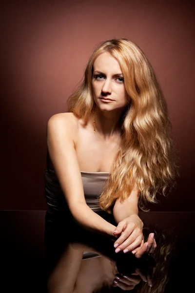Ritratto di moda di sensuale giovane donna su sfondo marrone — Foto Stock