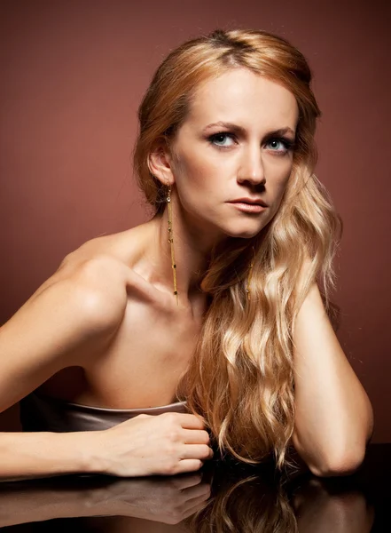 Mode porträtt av sensuell ung kvinna på brun bakgrund — Stockfoto
