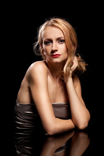 Moda portre siyah arka plan üzerinde şehvetli genç kadın — Stok fotoğraf