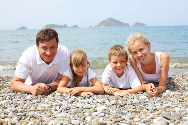 Famiglia sulla spiaggia — Foto Stock