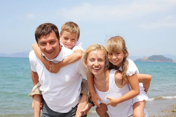 Rodina na pláži — Stock fotografie
