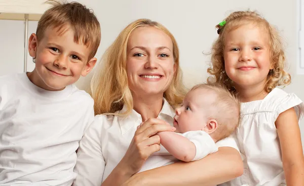 Madre con tres hijos —  Fotos de Stock