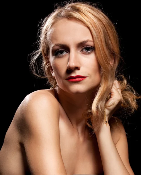 Retrato de moda de sensual jovem mulher no fundo preto — Fotografia de Stock
